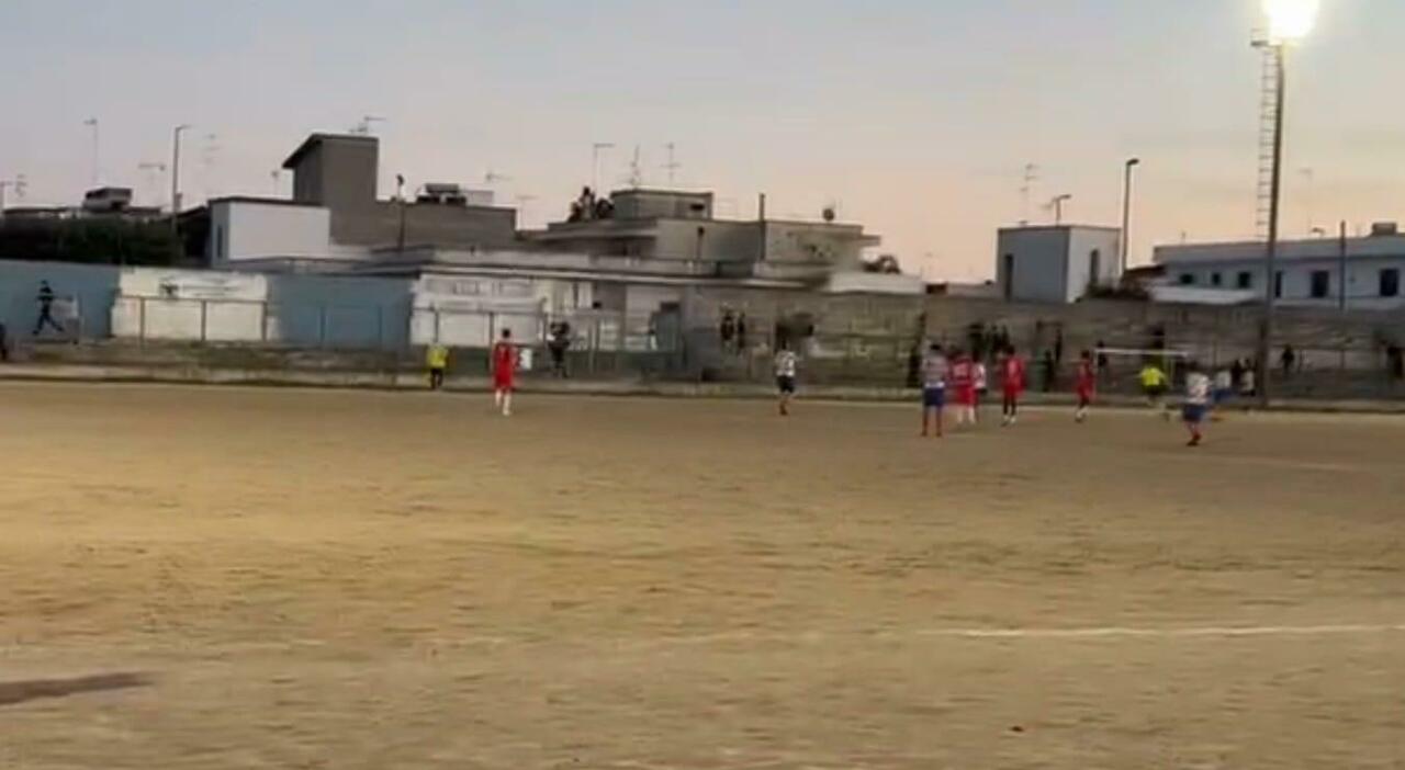 Salento, scontri tra tifosi per il match di Prima categoria. Partita sospesa, fermati in nove: cinque sono minorenni Salento, scontri tra tifosi per il match di Prima categoria. Partita sospesa, fermati in nove: cinque sono minorenni