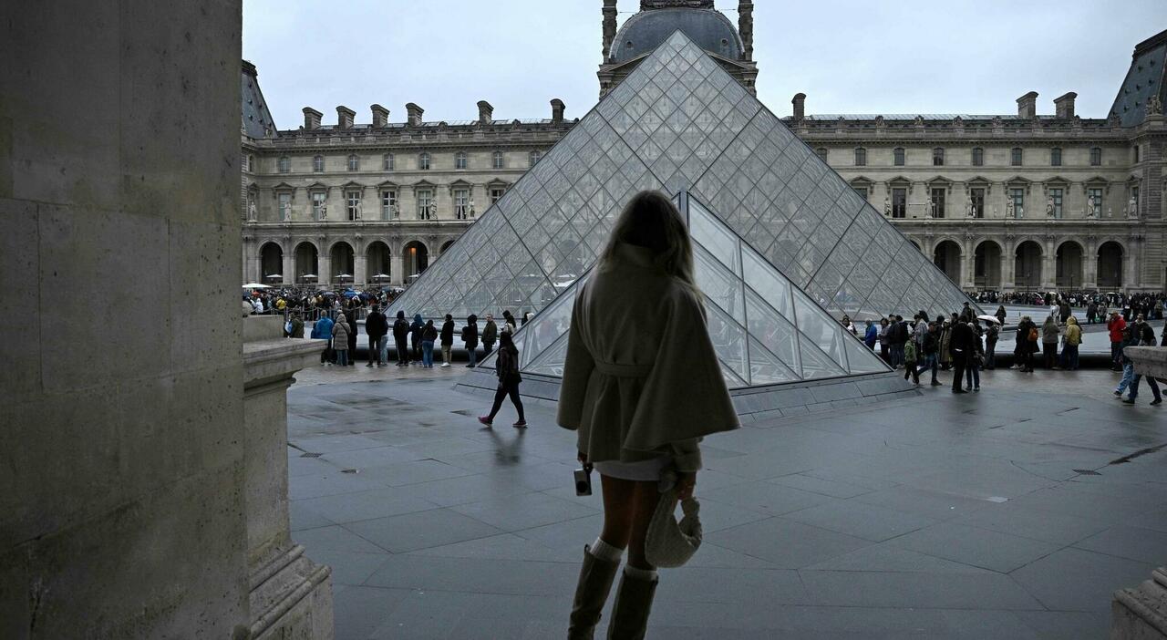 furto al louvre arrestato terzo ladro sospettato la confessione parziale degli altri due arrestati ma i gioielli sono introvabili