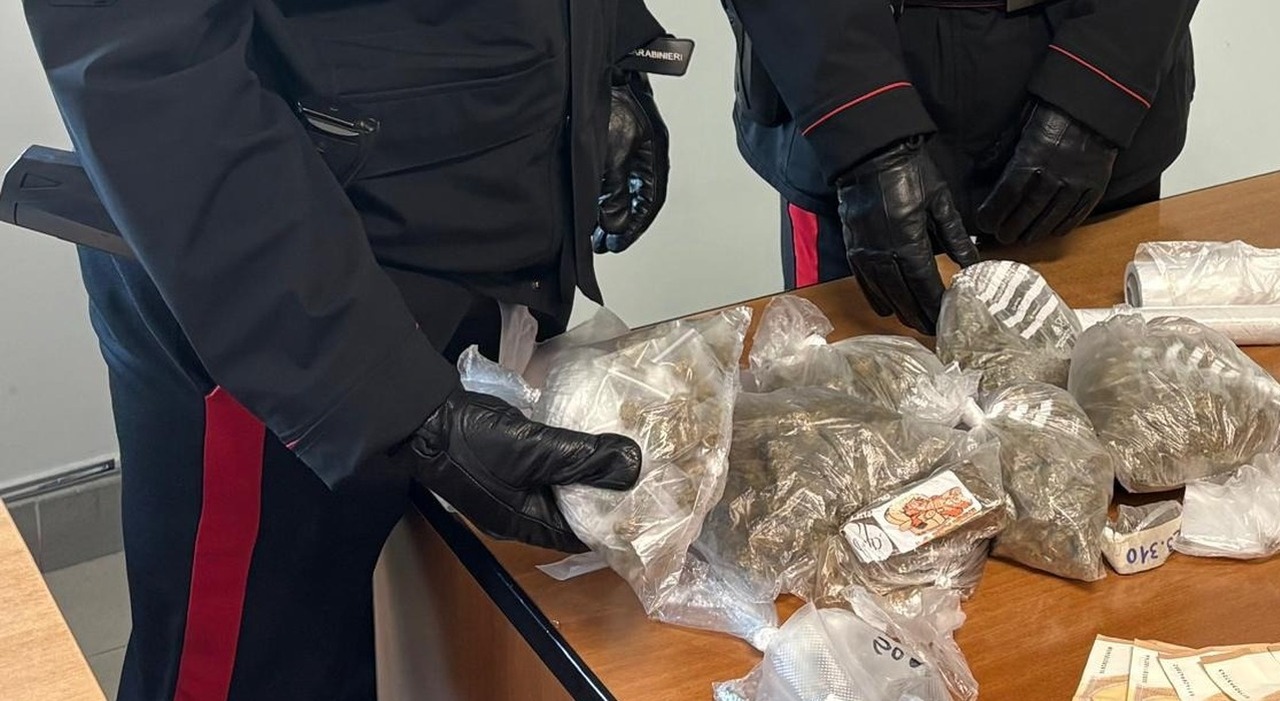 Cercola, controlli nelle scuole: droga e coltelli negli zaini, denunciati due minorenni