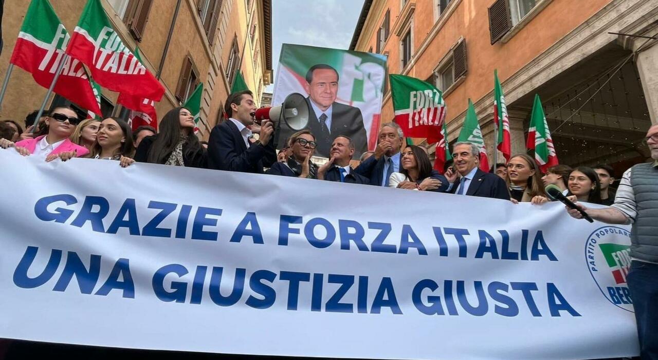 riforma giustizia abbracci e selfie con nordio e flash mob in piazza festa fi con la gigantografia di berlusconi l opposizione protesta no ai pieni poteri da Ilmessaggero.it riforma giustizia abbracci e selfie con nordio e flash mob in piazza festa fi con la gigantografia di berlusconi l opposizione protesta no ai pieni poteri
