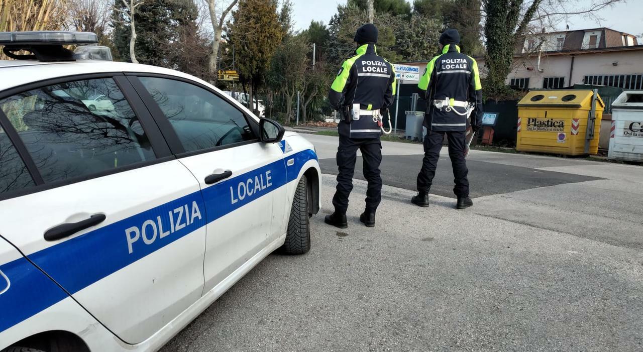 Bacia una 12enne, pestato a sangue dai familiari per vendetta: «Colpi da tutte le parti, ho perso l?udito» Bacia una 12enne, pestato a sangue dai familiari per vendetta: «Colpi da tutte le parti, ho perso l?udito»