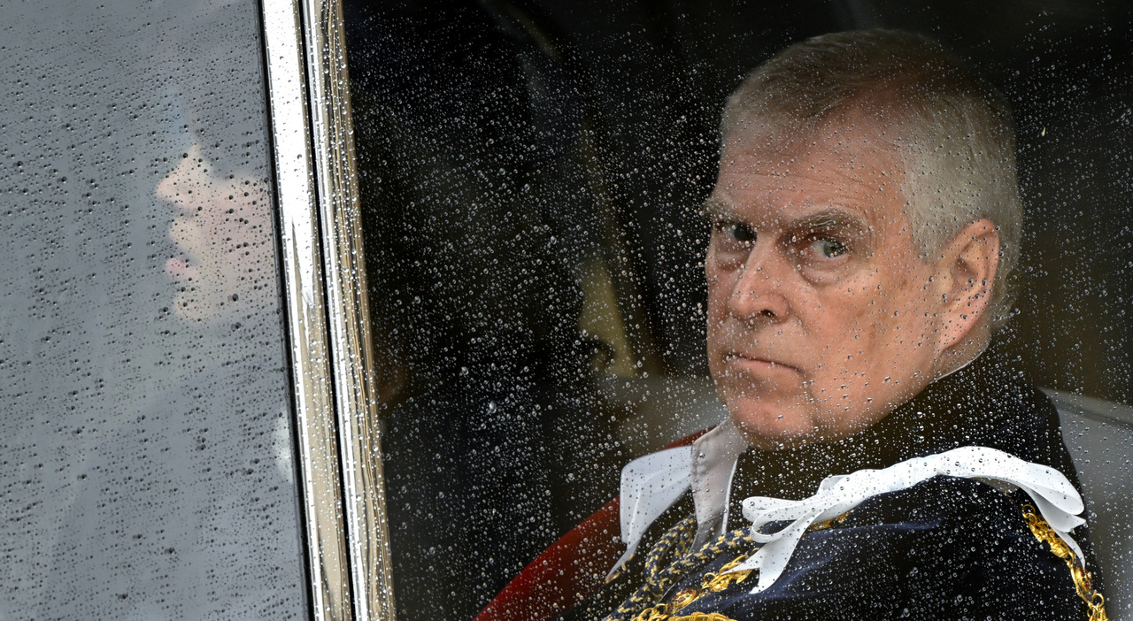 Re Carlo sfratta Andrea e gli toglie i titoli: «Sarà soltanto Andrew Mountbatten Windsor». La decisione clamorosa Re Carlo sfratta Andrea e gli toglie i titoli: «Sarà soltanto Andrew Mountbatten Windsor». La decisione clamorosa