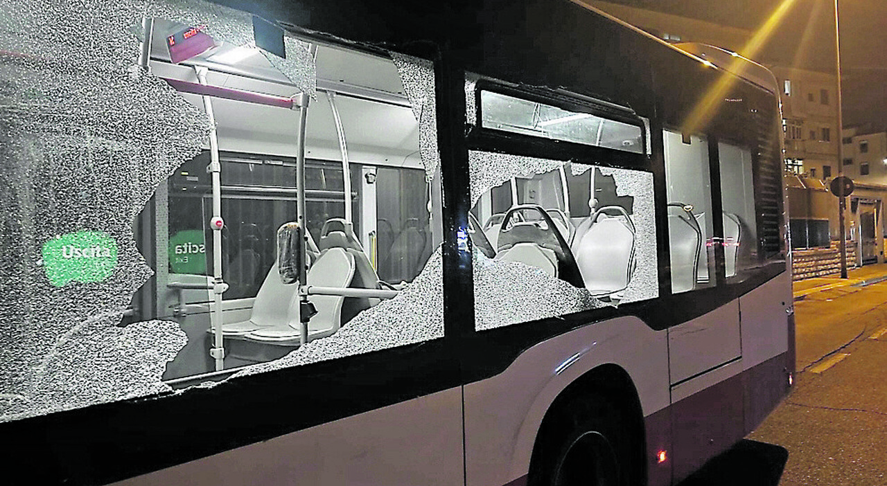 Halloween a Bari, sicurezza e allarme vandali. Città divisa: centro sotto controllo, ma in periferia i negozi chiudono prima Halloween a Bari, sicurezza e allarme vandali. Città divisa: centro sotto controllo, ma in periferia i negozi chiudono prima