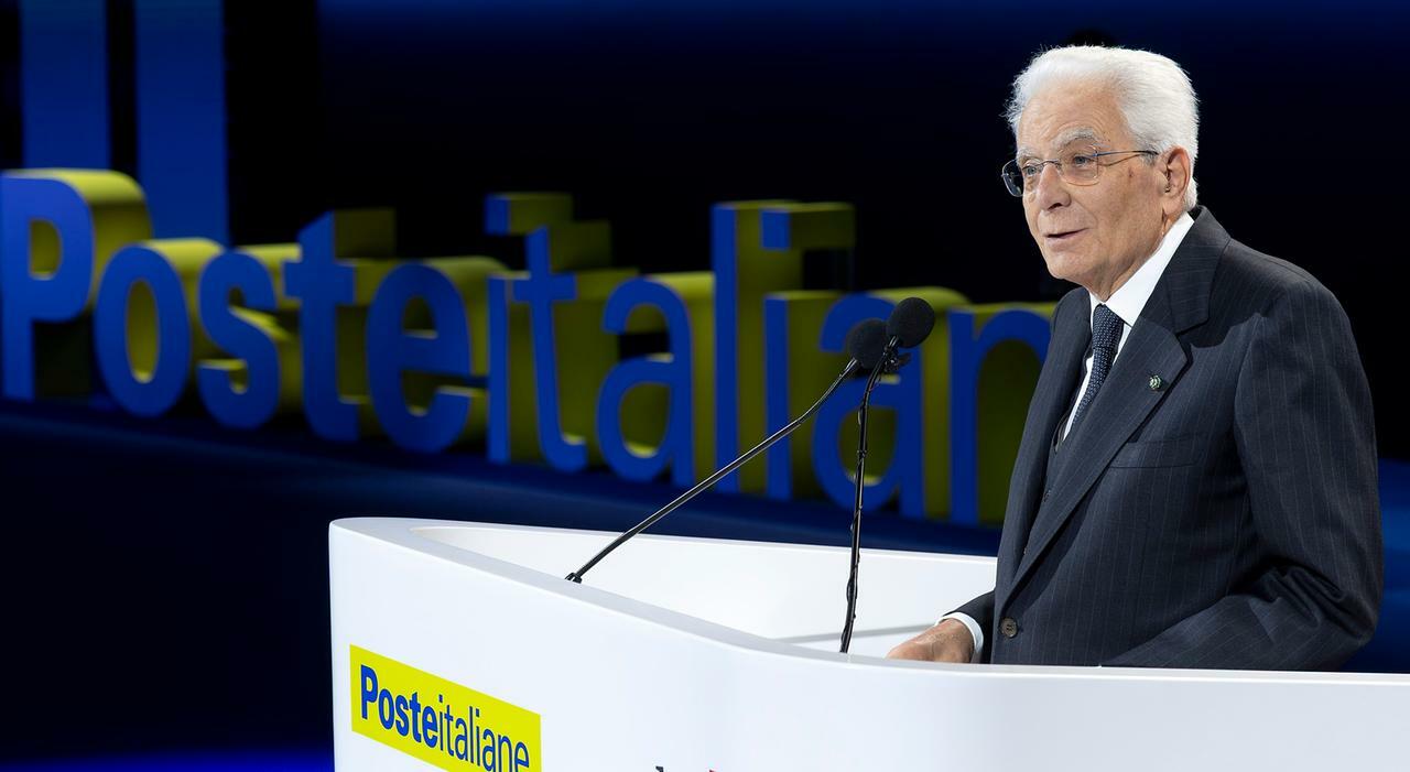 Mattarella celebra Poste: «Così il risparmio ha unito» Mattarella celebra Poste: «Così il risparmio ha unito»