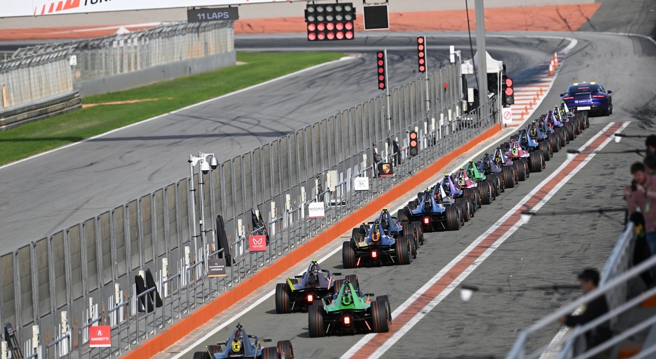 L'inizio della seconda giornata di prove a Valencia