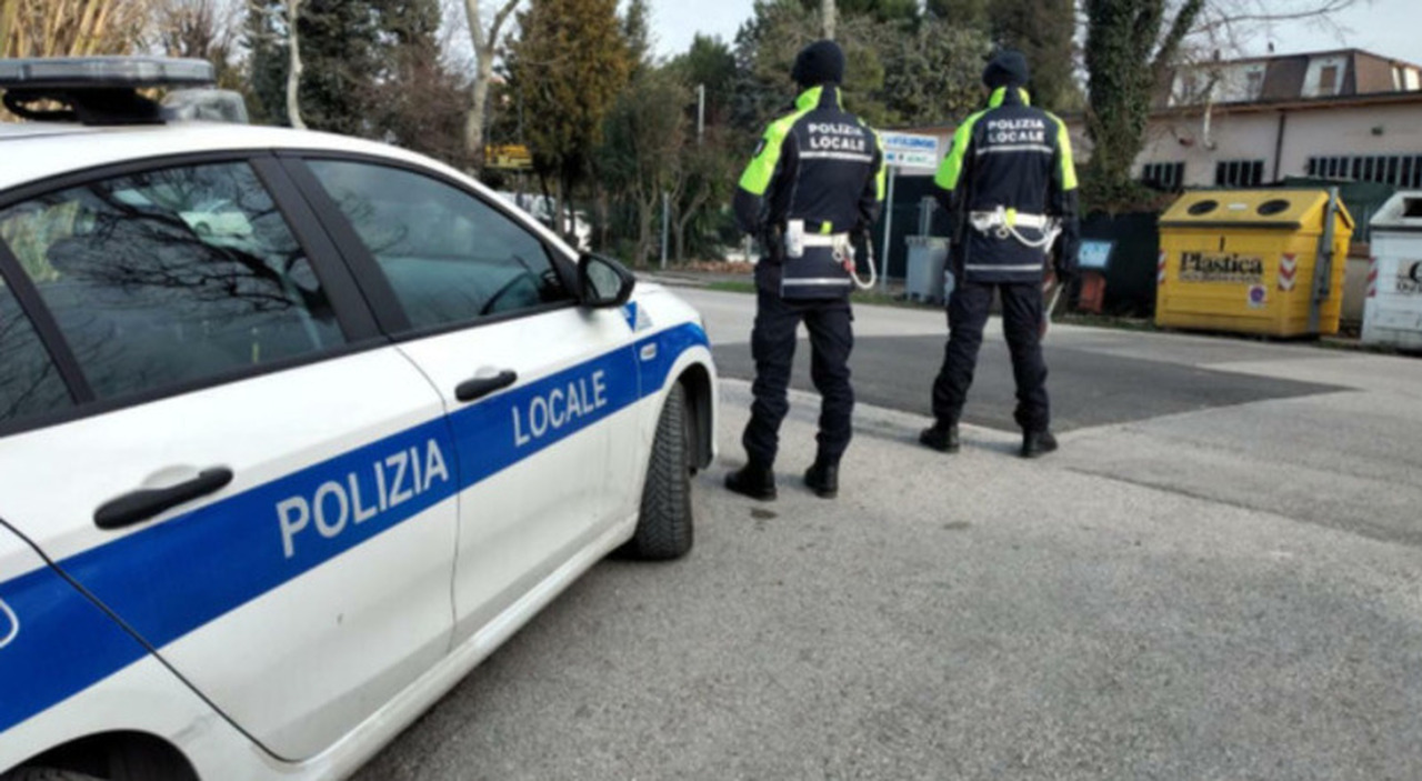 Anziano di 77 anni bacia una ragazzina dodicenne, i familiari si vendicano e lo pestano a sangue: «Botte ovunque, ho perso l Anziano di 77 anni bacia una ragazzina dodicenne, i familiari si vendicano e lo pestano a sangue: «Botte ovunque, ho perso l
