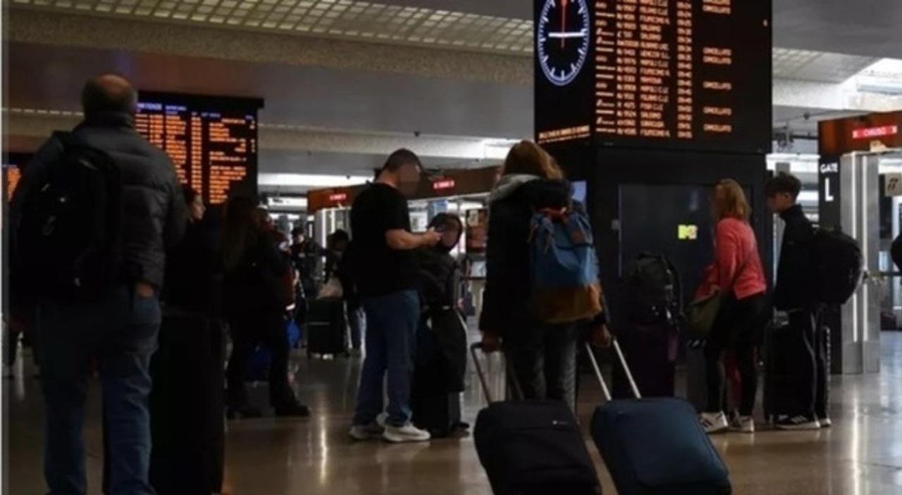 Scioperi novembre, il calendario: ?disagi su treni, mezzi pubblici e aerei. Date, orari e fasce di garanzia Scioperi novembre, il calendario: ?disagi su treni, mezzi pubblici e aerei. Date, orari e fasce di garanzia