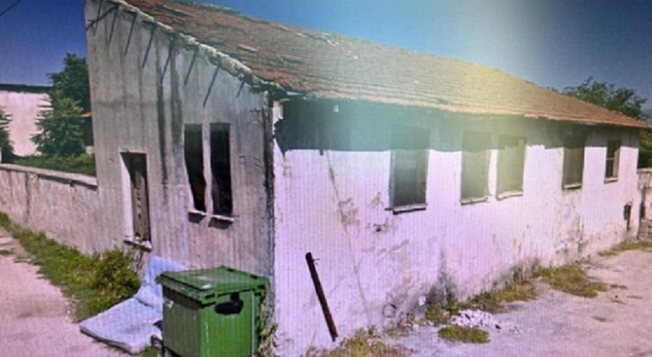 Tre fratellini di 6 e 8 anni vivono isolati nel bosco senza luce, scuola e pediatra, i genitori: «Preserviamo il rapporto con la natura» Tre fratellini di 6 e 8 anni vivono isolati nel bosco senza luce, scuola e pediatra, i genitori: «Preserviamo il rapporto con la natura»