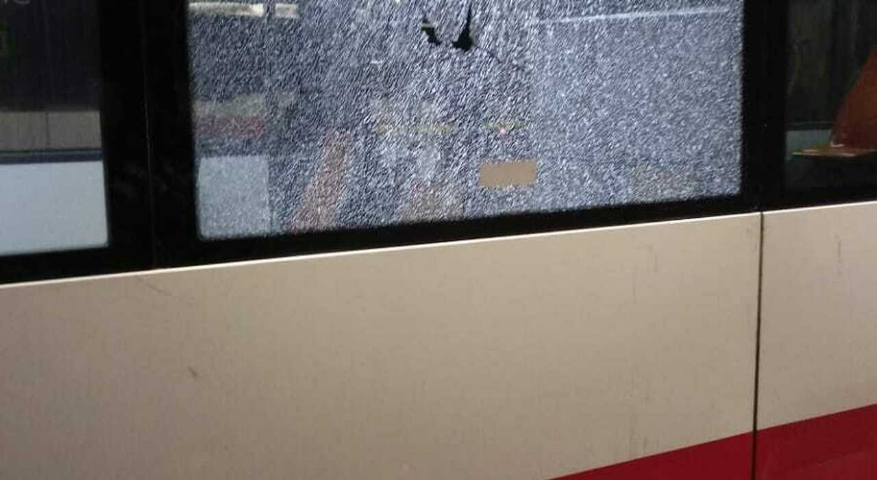 Halloween inizia col botto: sassi contro due autobus già nella notte. E oggi altri casi Halloween inizia col botto: sassi contro due autobus già nella notte. E oggi altri casi