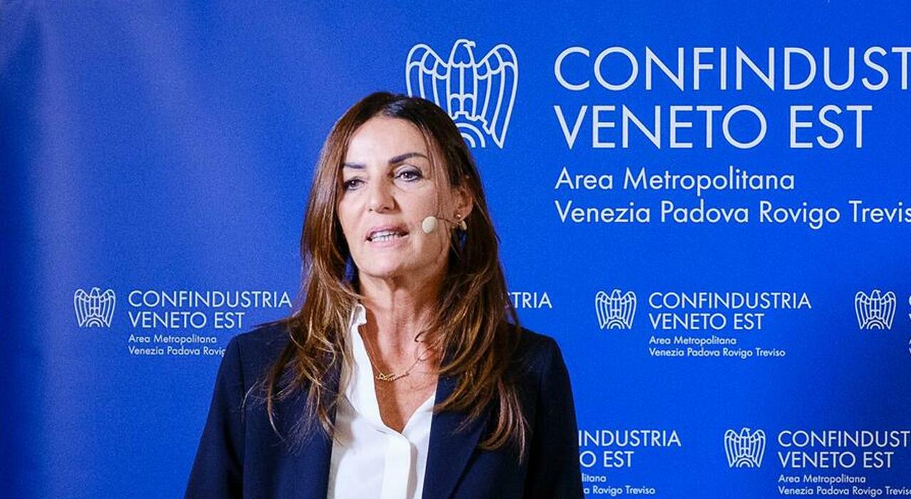 https://statics.cedscdn.it/photos/MED_HIGH/2025/10/31/9161266_31204633_paola_carron_troppa_burocrazia_zls_estesa_veneto_confindustria.jpg