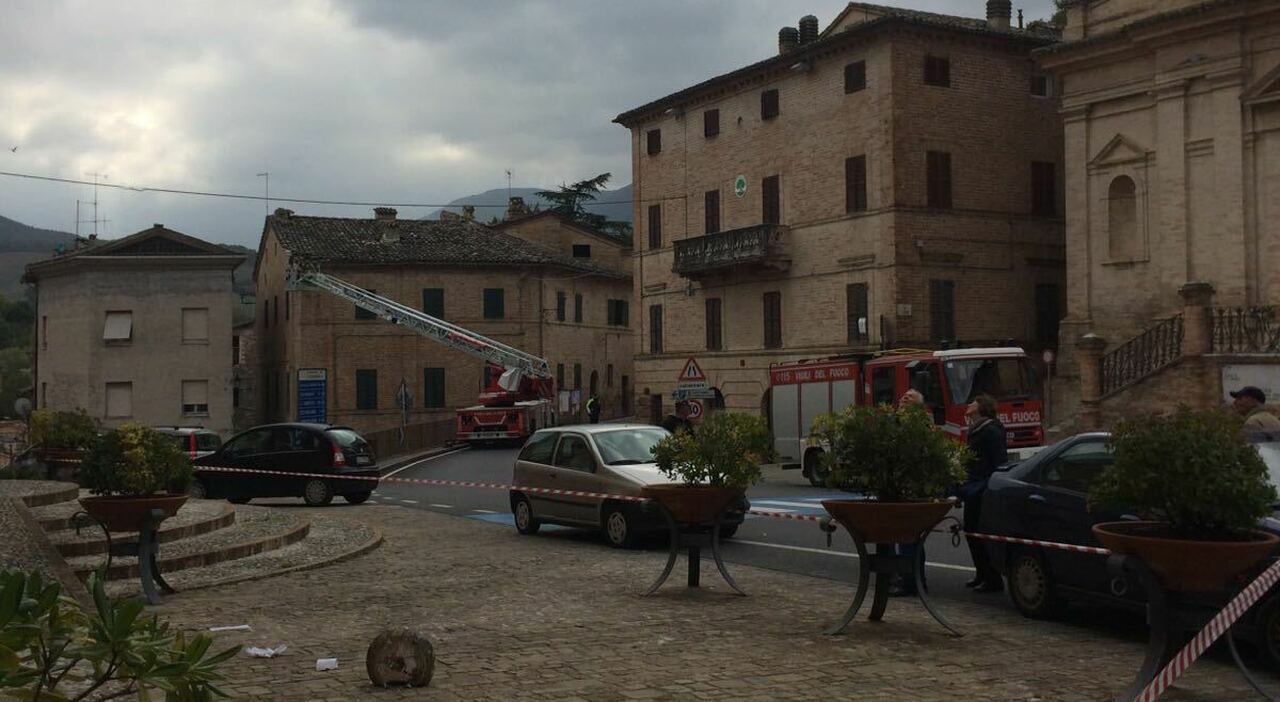 Torce, fotocamere e arnesi da scasso: sette youtuber denunciati, sono entrati negli edifici terremotati a Caldarola Torce, fotocamere e arnesi da scasso: sette youtuber denunciati, sono entrati negli edifici terremotati a Caldarola