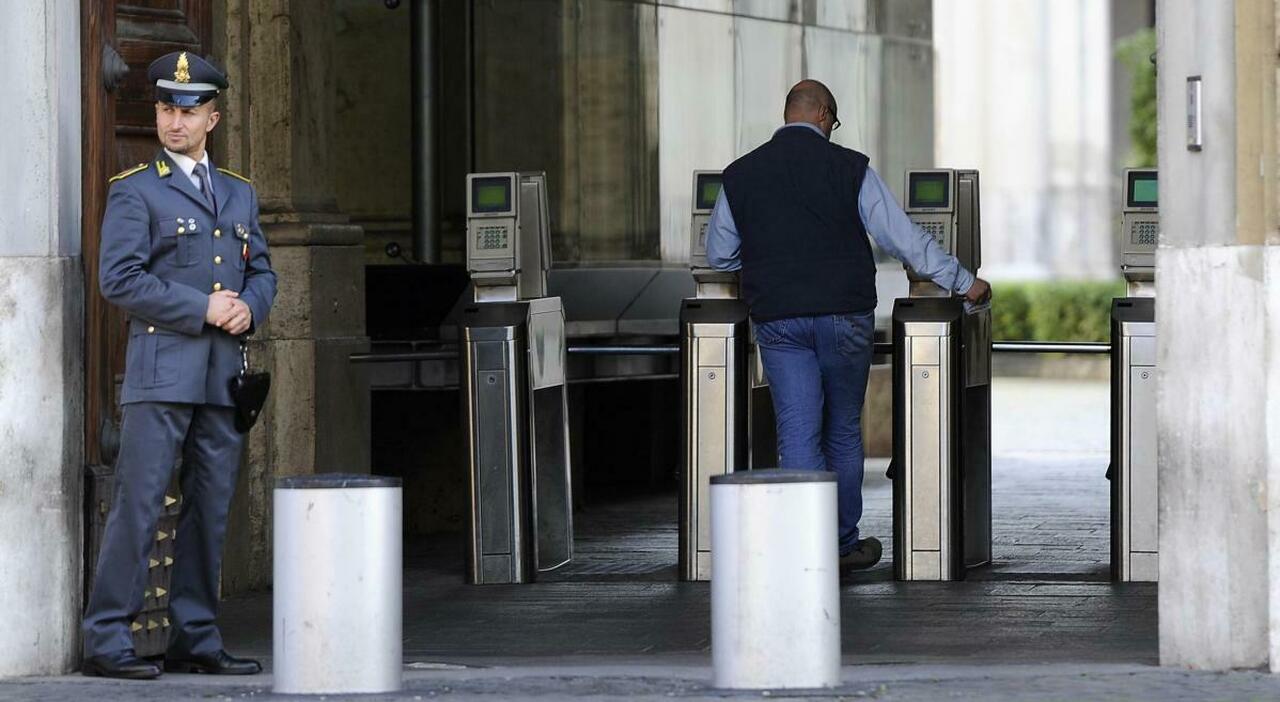 Pa, stretta sui consulenti: stop compensi a chi non paga le tasse. Nel mirino architetti, avvocati o geometri Pa, stretta sui consulenti: stop compensi a chi non paga le tasse. Nel mirino architetti, avvocati o geometri