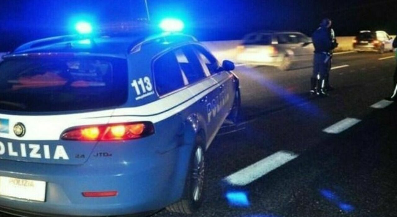 Poliziotto muore a 47 anni durante un inseguimento: la volante si è scontrata con un