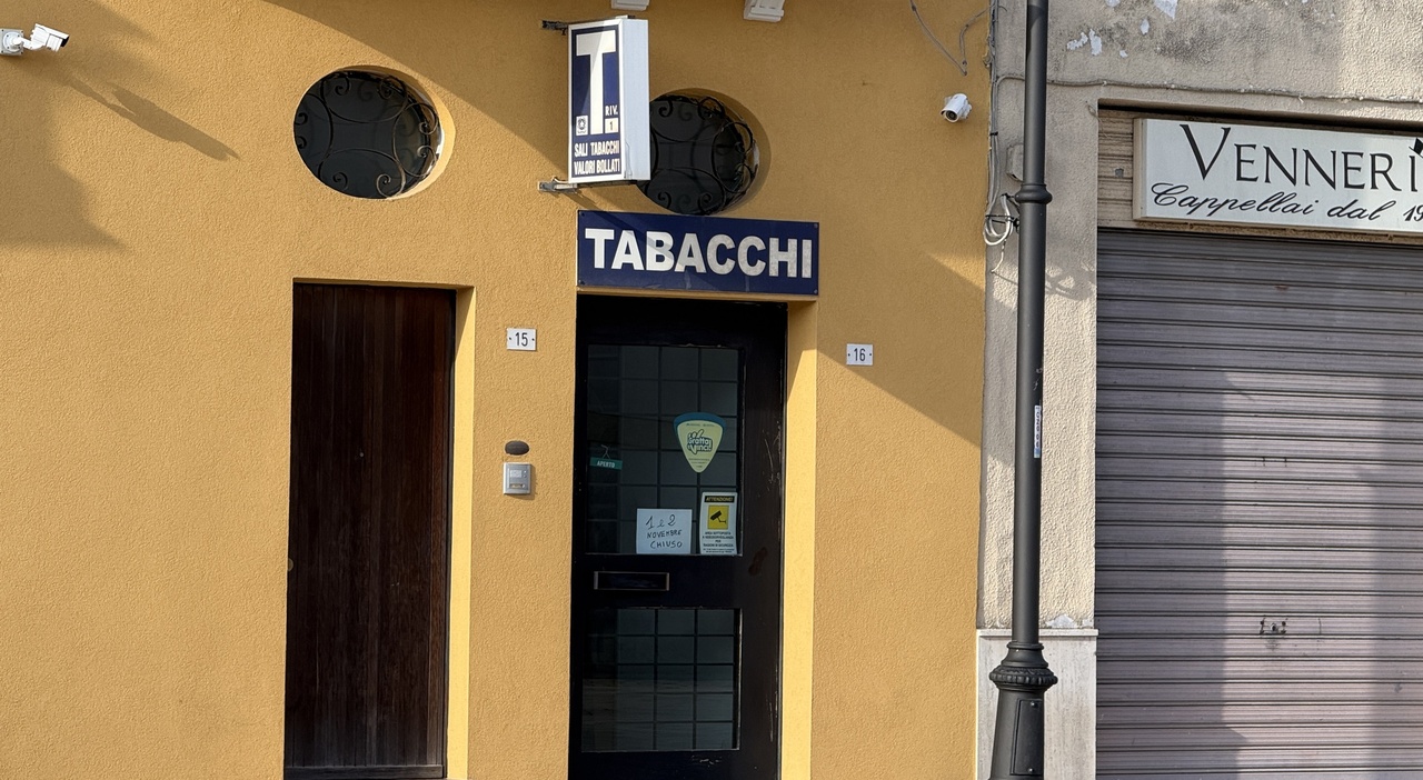 rapina di halloween nel salento malvivente mascherato e armato di coltello assalta il tabacchi da Quotidianodipuglia.it rapina di halloween nel salento malvivente mascherato e armato di coltello assalta il tabacchi