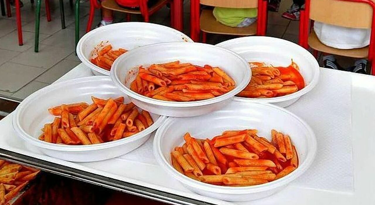 https://statics.cedscdn.it/photos/MED_HIGH/2025/11/01/9162479_01074821_insegnanti_dieta_forzata_mensa_scuola_pasti_ridotti_docenti_san_giuliano_milanese_oggi_1_11_2025.jpg