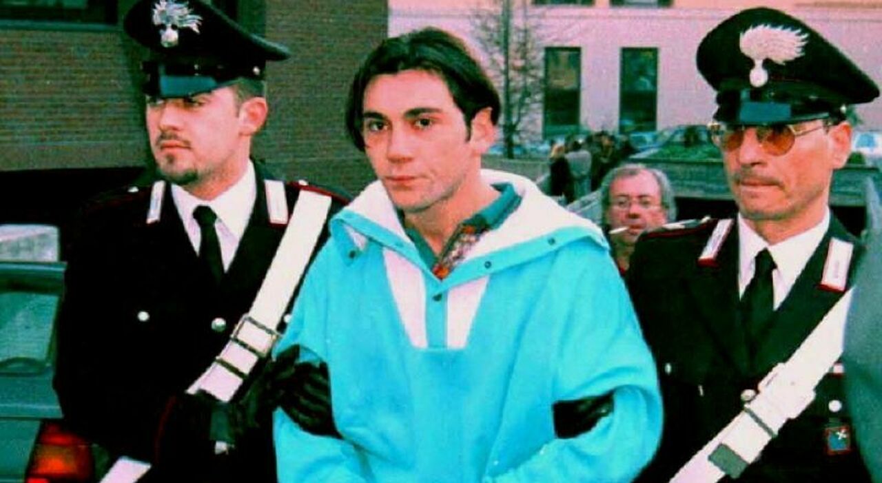 Elia Del Grande, in fuga il killer della "strage dei fornai": sterminò la famiglia a fucilate Elia Del Grande, in fuga il killer della "strage dei fornai": sterminò la famiglia a fucilate