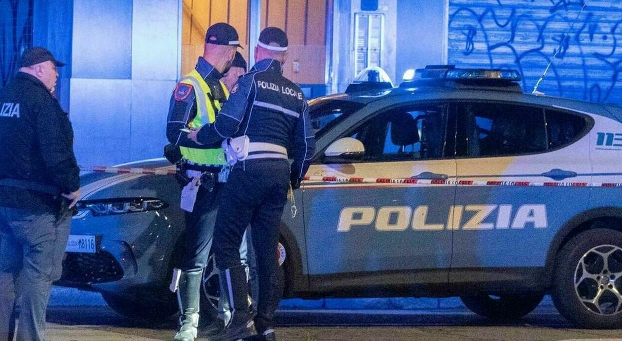 Auto si scontra con la volante, morto il poliziotto Antoniello Scarpati. In sei nel suv, il conducente in fuga e i minori feriti: cosa sappiamo Auto si scontra con la volante, morto il poliziotto Antoniello Scarpati. In sei nel suv, il conducente in fuga e i minori feriti: cosa sappiamo