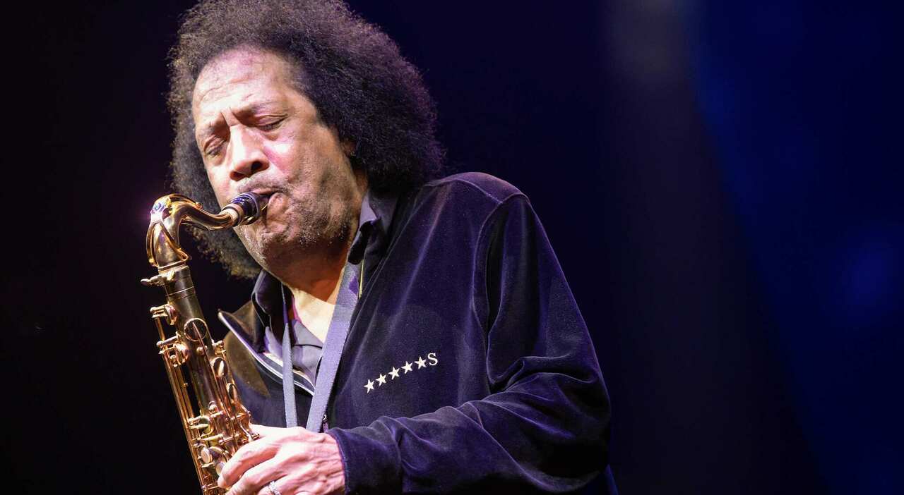 Napoli Como, omaggio a James Senese nel pre partita: l Napoli Como, omaggio a James Senese nel pre partita: l