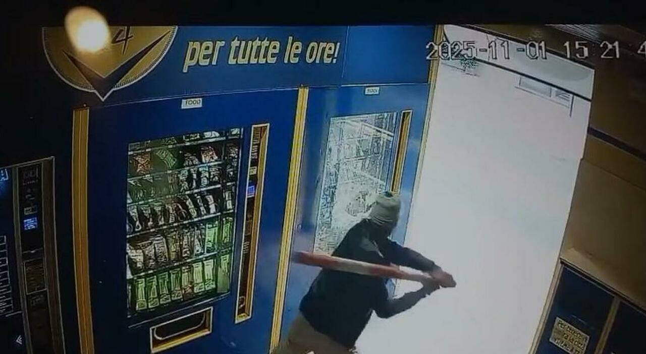 Prende a sprangate al distributore di snack a Chiaravalle: cittadino detective lo ferma, bloccato dai carabinieri in stazione IL VIDEO Prende a sprangate al distributore di snack a Chiaravalle: cittadino detective lo ferma, bloccato dai carabinieri in stazione IL VIDEO