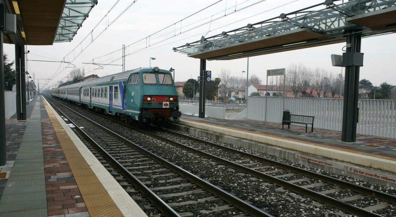 Ragazzi 16enni si stendono sui binari, la follia di due giovani che rischiavano di essere travolti: «Volevamo sentire l?arrivo del treno» Ragazzi 16enni si stendono sui binari, la follia di due giovani che rischiavano di essere travolti: «Volevamo sentire l?arrivo del treno»