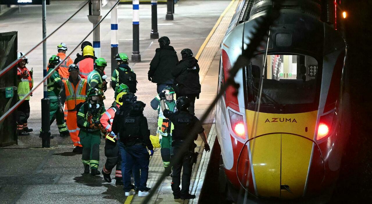 Inghilterra, passeggeri accoltellati in treno: almeno 10 feriti. Starmer: «Attacco terribile», due arresti