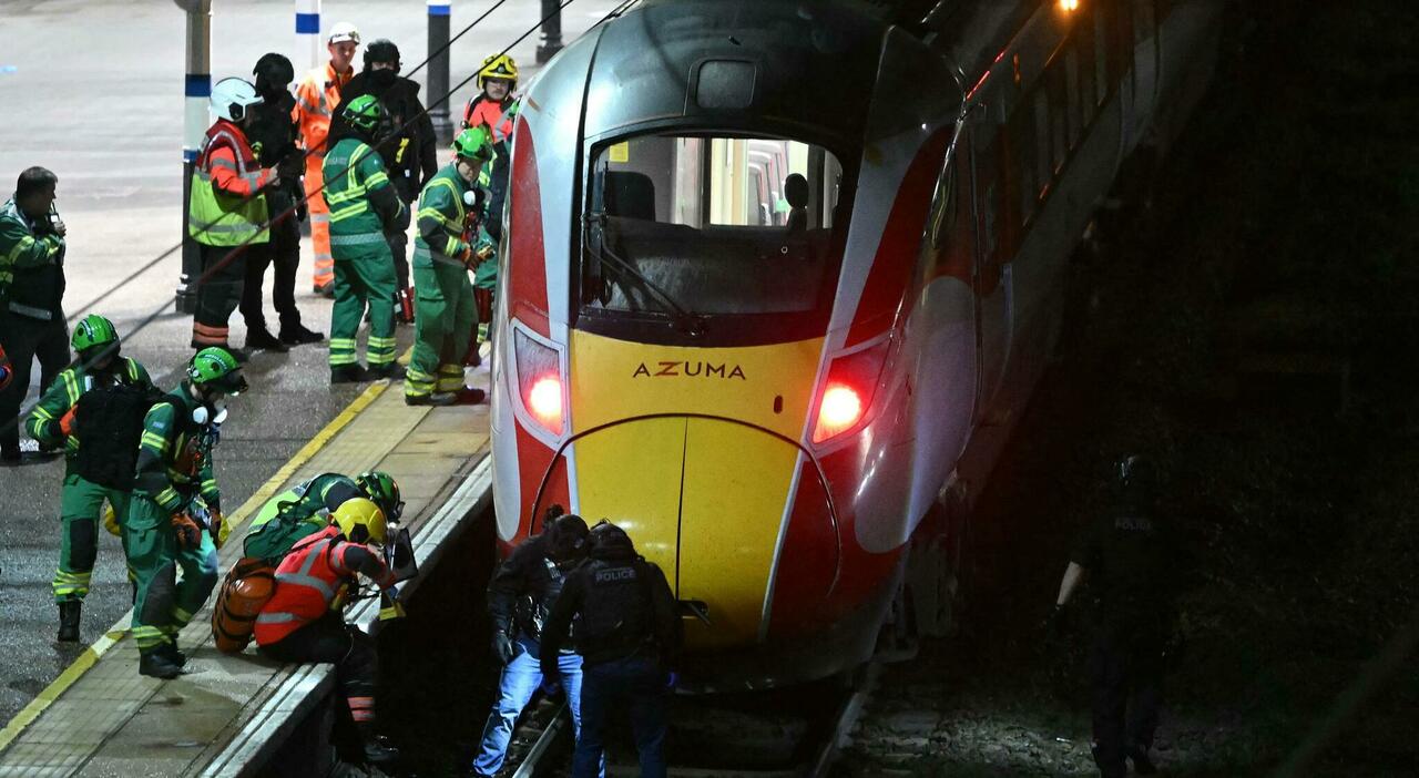 Passeggeri accoltellati su un treno per Londra: almeno 10 feriti, 9 sono gravi. Il testimone: «Pensavo a uno scherzo di Halloween, c Passeggeri accoltellati su un treno per Londra: almeno 10 feriti, 9 sono gravi. Il testimone: «Pensavo a uno scherzo di Halloween, c