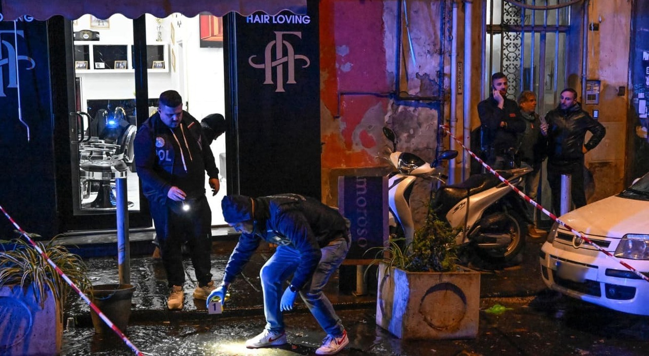 spari da uno scooter contro la folla ucciso 18enne incensurato a napoli forse centrato per sbaglio