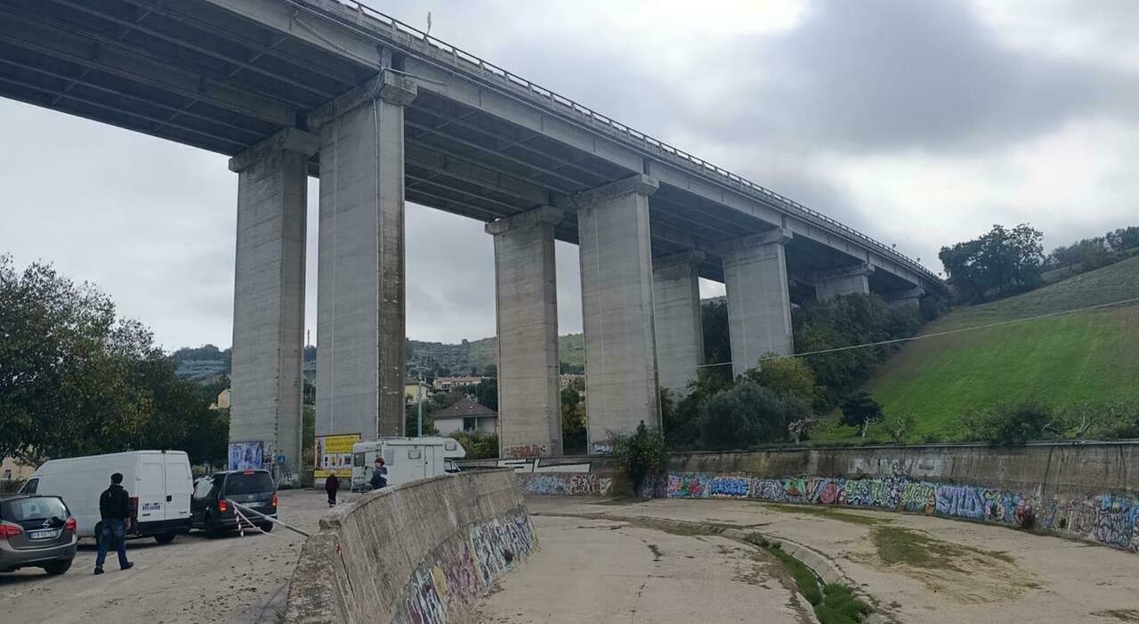 Le telecamere filmano il dramma: 40enne ferma l Le telecamere filmano il dramma: 40enne ferma l