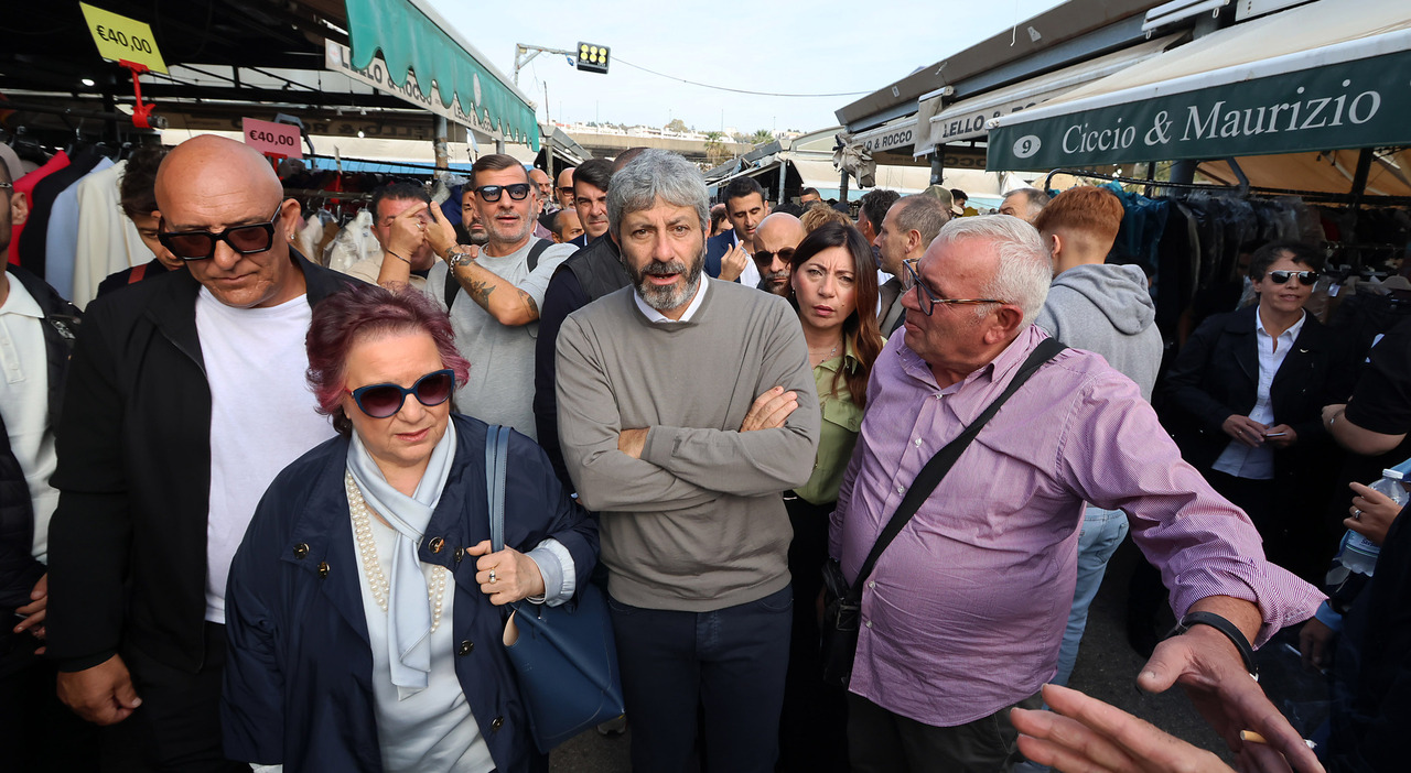 Regionali in Campania, Roberto Fico in tour al Caramanico: «Tutelare il commercio» Regionali in Campania, Roberto Fico in tour al Caramanico: «Tutelare il commercio»