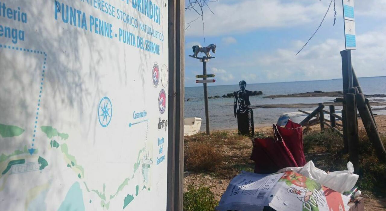 Rifiuti lasciati sulle spiagge dopo l?estate: il litorale invaso dalla spazzatura Rifiuti lasciati sulle spiagge dopo l?estate: il litorale invaso dalla spazzatura