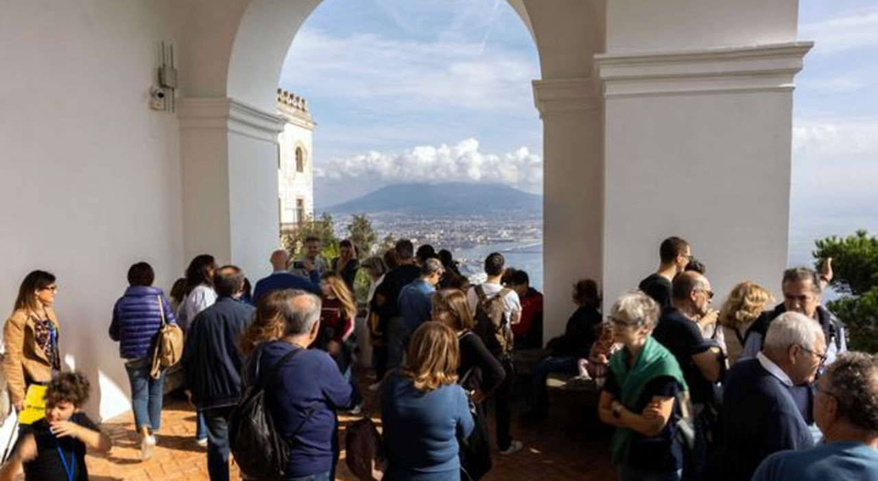 Turismo a Napoli, Partenope incanta: turisti all?assalto di musei e lungomare Turismo a Napoli, Partenope incanta: turisti all?assalto di musei e lungomare