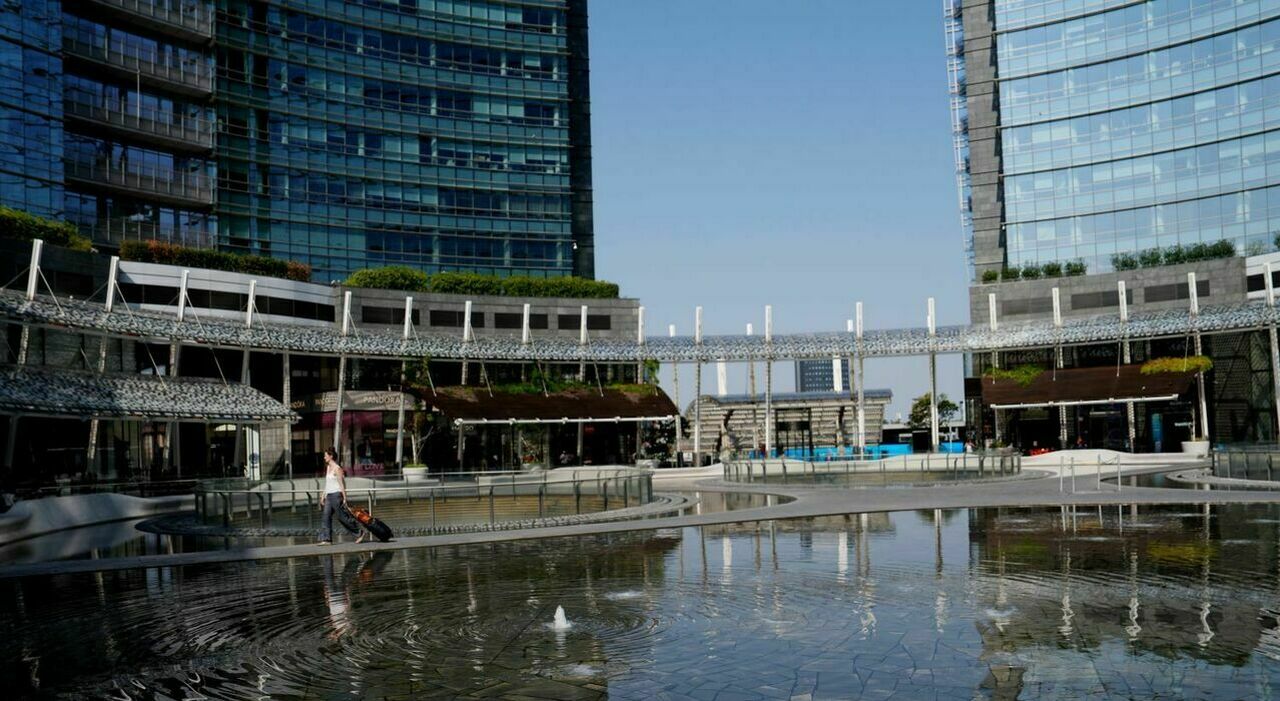 Aggredita e accoltellata in piazza Gae Aulenti nel cuore di Milano: 43enne in codice rosso