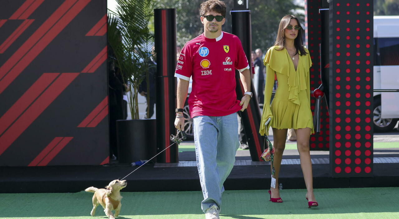 Charles con la futura moglie ed il cagnolino della coppia