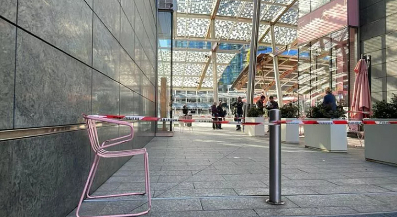 Milano, donna di 43 anni accoltellata alle spalle in piazza Gae Aulenti: rischia la vita. Indagini in corso