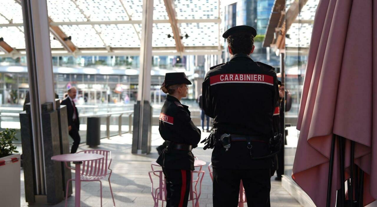 Milano, donna di 43 anni accoltellata alle spalle in piazza Gae Aulenti: Anna Laura Valsecchi rischia la vita