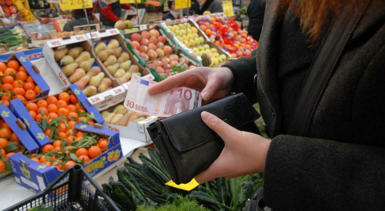 Perché essere single in Italia non conviene: dagli affitti al cibo, si spende quasi il doppio rispetto a una famiglia