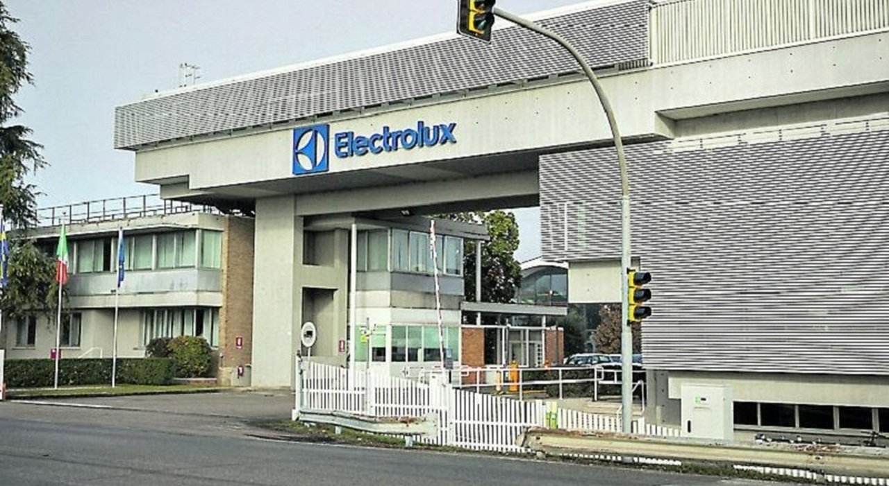 electrolux operai in rivolta lavoro extra prima di natale basta siamo esausti la protesta dei dipendenti della sede di porcia da Ilgazzettino.it electrolux operai in rivolta lavoro extra prima di natale basta siamo esausti la protesta dei dipendenti della sede di porcia