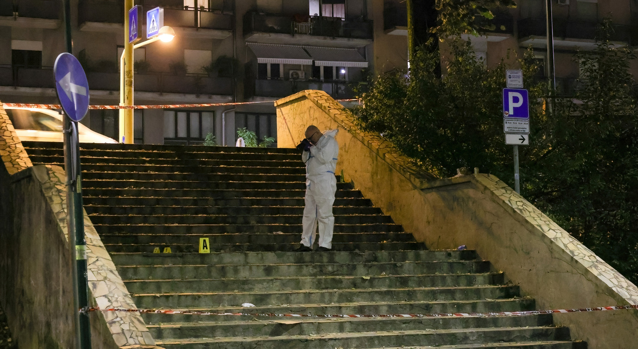 Accoltellato in corso del Popolo: 33enne gravissimo. Caccia all