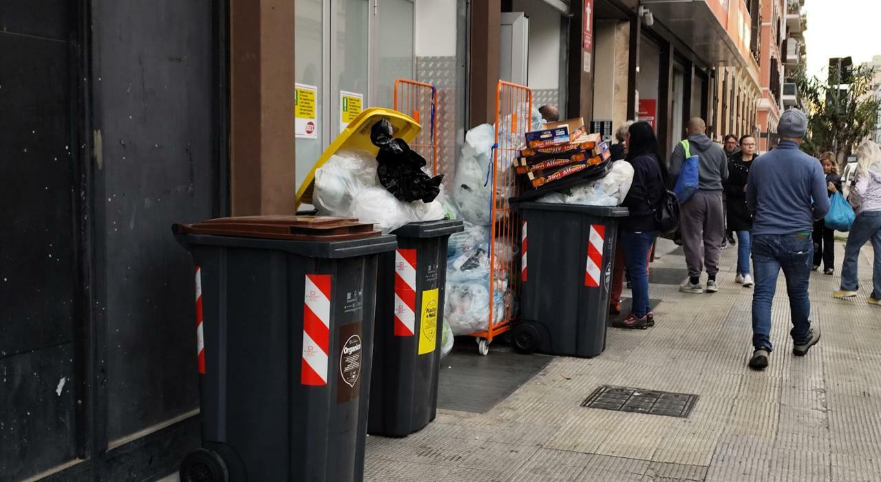 Strade invase da bidoni di rifiuti del food. «Regole chiare, previste multe»