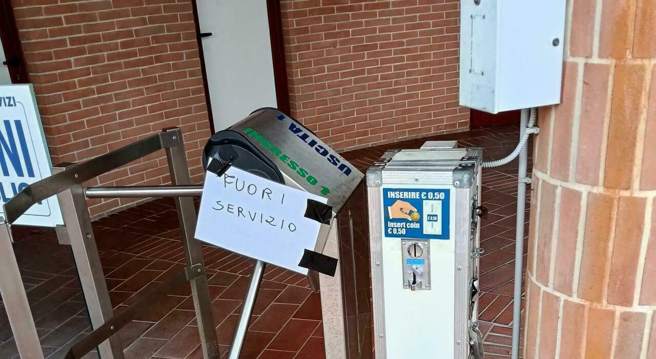 Tre incappucciati, a Loreto spunta il coltello: ragazzini rapinano l?autista del bus Tre incappucciati, a Loreto spunta il coltello: ragazzini rapinano l?autista del bus