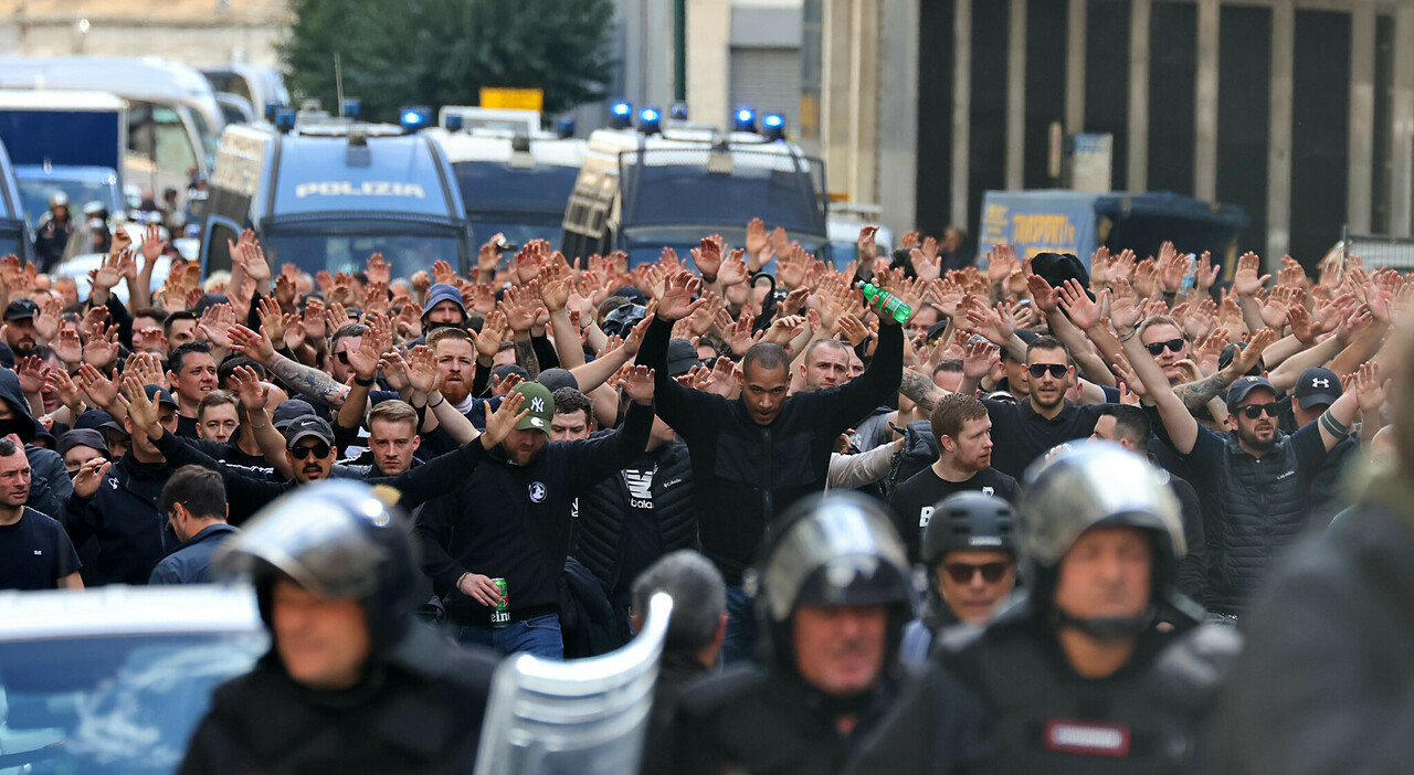 Napoli Eintracht Francoforte, la Questura: «Nessun tifoso in arrivo dalla Germania» Napoli Eintracht Francoforte, la Questura: «Nessun tifoso in arrivo dalla Germania»