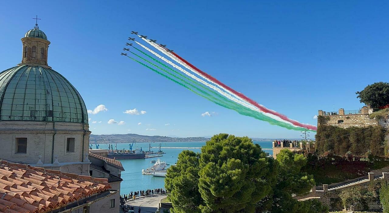 le frecce tricolori colorano il cielo per salutare il capo dello stato passaggio sobrio in segno di lutto per la tragedia di roma video