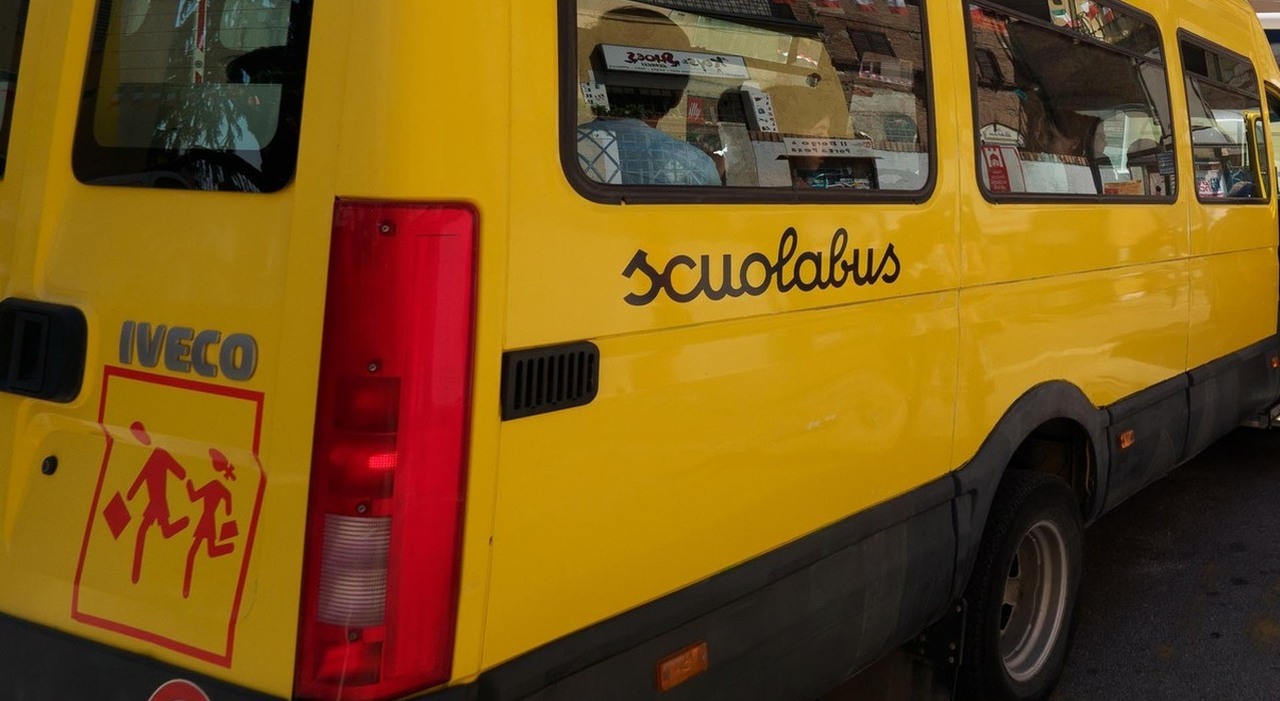 https://statics.cedscdn.it/photos/MED_HIGH/2025/11/04/9168237_04122739_7639298_18170631_bambino_disabile_dimenticato_scuolabus_oggi_19_9_2023.jpg