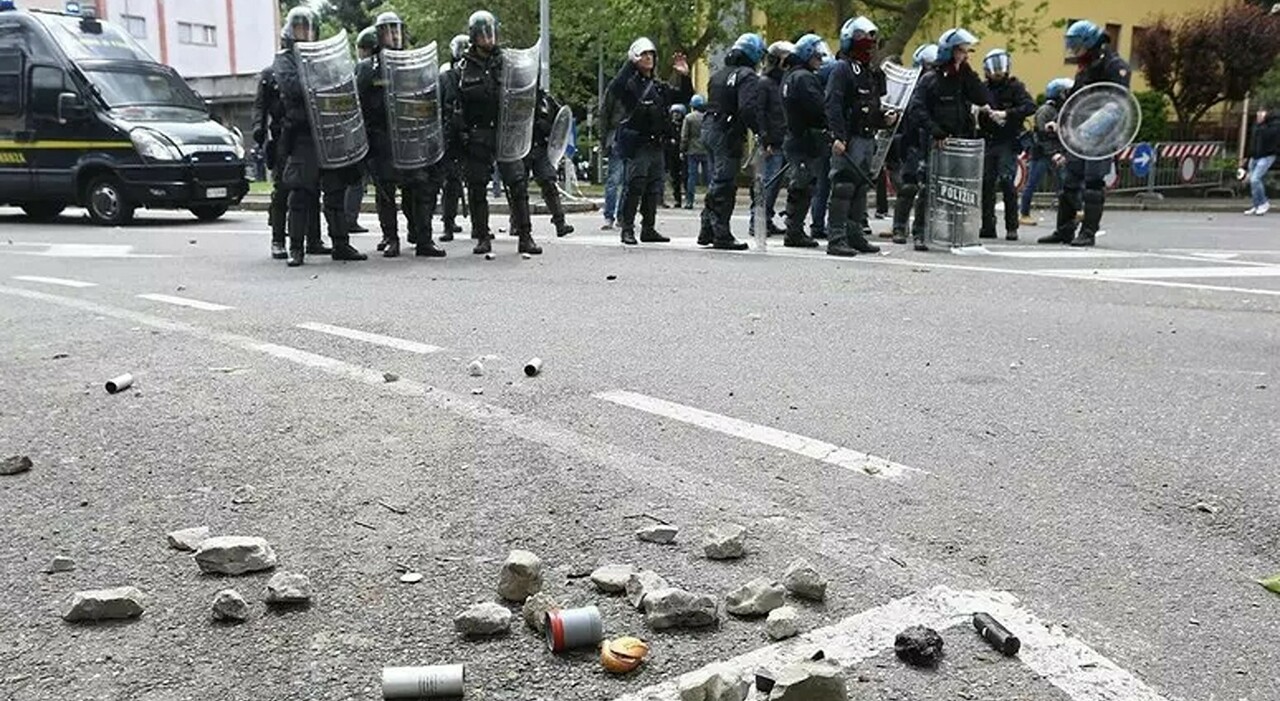 Rissa prima della partita Triestina Brescia, tre ultras arrestati. L Rissa prima della partita Triestina Brescia, tre ultras arrestati. L