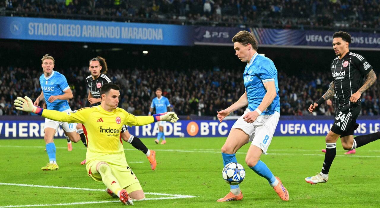 Napoli Eintracht Francoforte 0 0: solo rammarico al Maradona, si complica il discorso Champions Napoli Eintracht Francoforte 0 0: solo rammarico al Maradona, si complica il discorso Champions