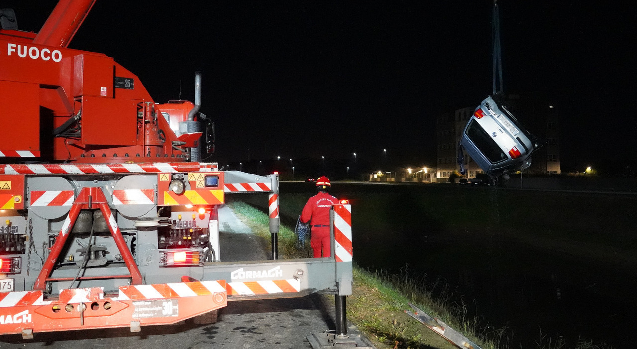 auto esce di strada e piomba in canale muore 30enne alla guida della golf salvo l amico che viaggiava con lui da Ilgazzettino.it auto esce di strada e piomba in canale muore 30enne alla guida della golf salvo l amico che viaggiava con lui