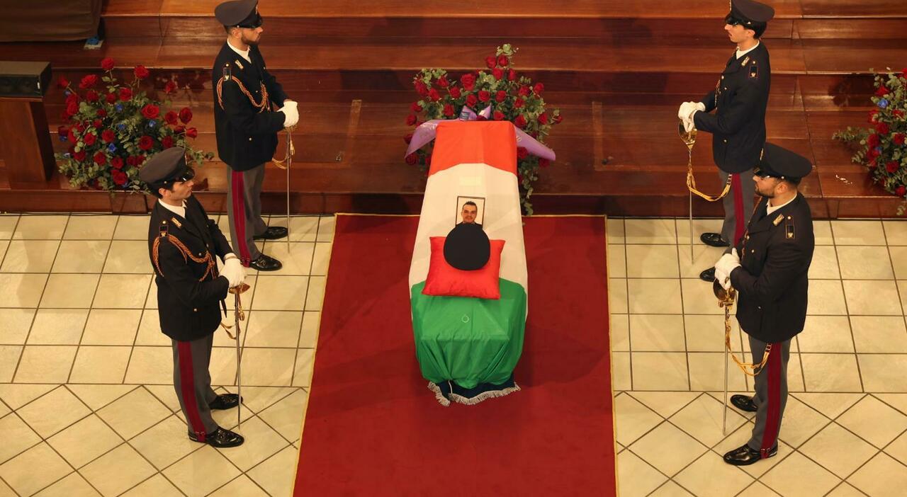 Aniello Scarpati, i funerali del poliziotto morto a Torre del Greco. Piantedosi: «La sua memoria è un segno di riconoscenza» diretta streaming Aniello Scarpati, i funerali del poliziotto morto a Torre del Greco. Piantedosi: «La sua memoria è un segno di riconoscenza» diretta streaming