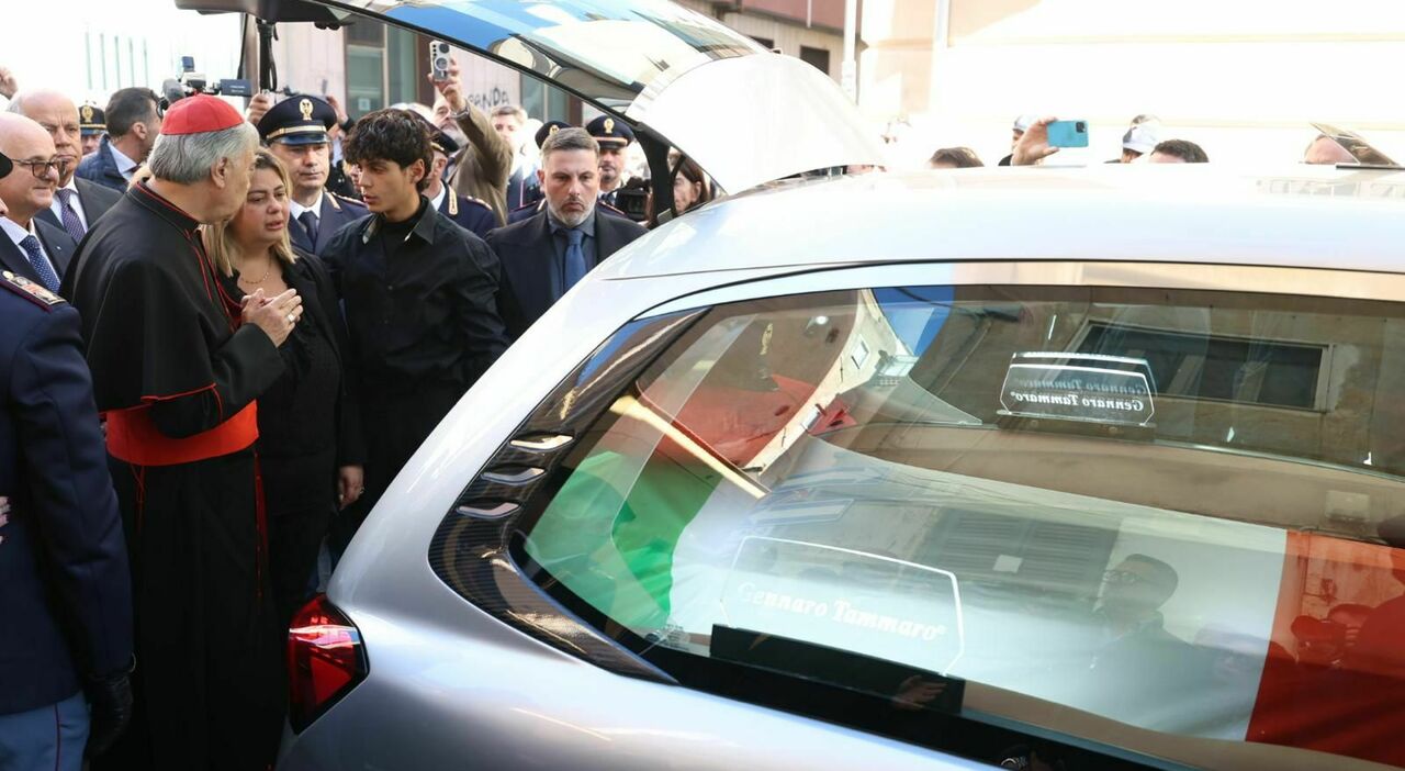 aniello scarpati i funerali del poliziotto morto con pisani battaglia e de luca piantedosi memoria 232 segno di riconoscenza