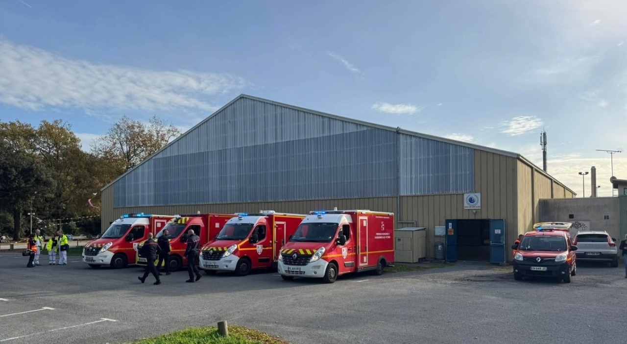 Francia, auto sui passanti in Oléron: 5 feriti, tre sono gravi. Arrestato, «ha urlato Allah Akbar. Bombole di gas nel cofano»