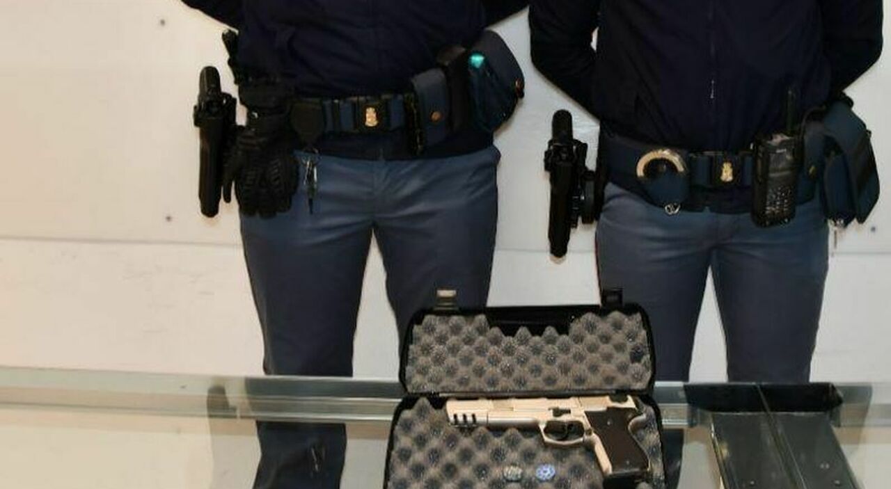Spara dal balcone di casa sulle auto in sosta, sequestrata la pistola ad aria compressa lasciata sul poggiolo: denunciato Spara dal balcone di casa sulle auto in sosta, sequestrata la pistola ad aria compressa lasciata sul poggiolo: denunciato